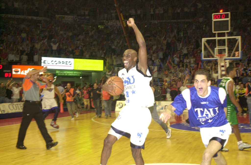 Foto: Saski Baskonia. Bennett tras el bocinazo final