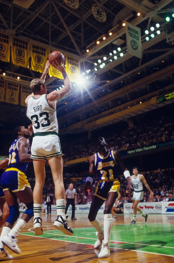 Foto: NBA. Larry Bird ante Magic en el Boston Garden 85/86