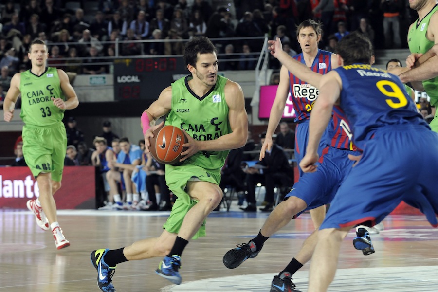 Pau Ribas ante el F.C Barcelona en diciembre de 2011 con la camiseta Green Capital.