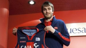 El Baskonia traspasa a Brad Oleson al FC Barcelona y ficha David Jelinek-