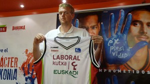 Daniel Clark, baja por una lesión en su rodilla derecha