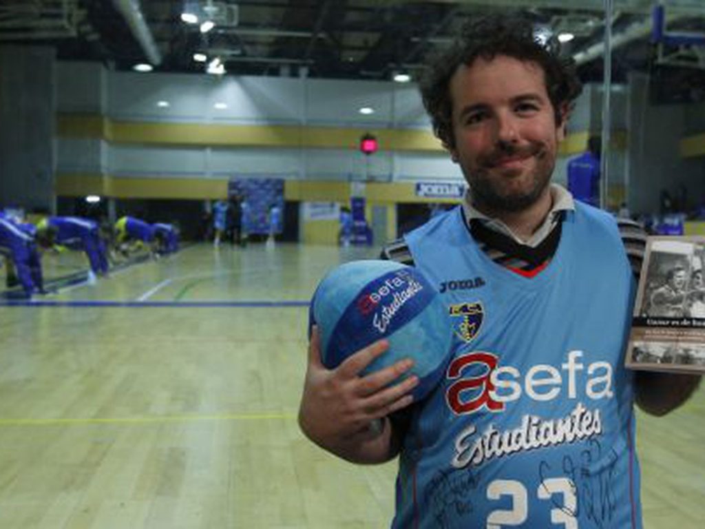 Guillermo Ortiz posa con su libro en el pabellón Magariños.