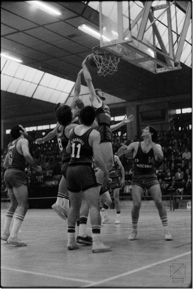 ARQ-6036_08(1) Autor ARQUÉ. 1973. Baloncesto