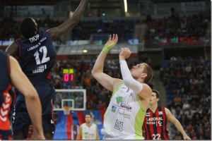Laboral Kutxa Baskonia 82-75 Unicaja M&aacute;laga