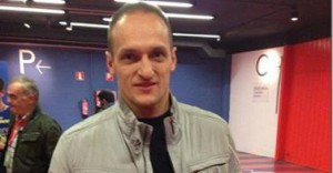 Igor Rakocevic homenajeado en el Buesa Arena recibe un ejemplar de Memoria Baskonista