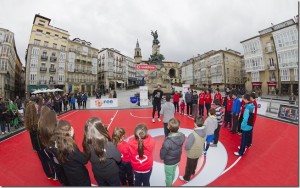 El Road Show invade de baloncesto las calles de Vitoria