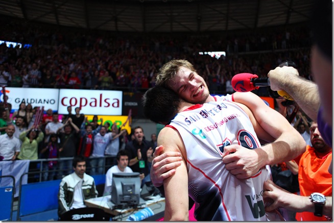 San Emeterio y Tiago Splitter, campeones de la Liga ACB con el Baskonia.
