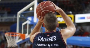 Fabien Causeur firma por el Brose Baskets