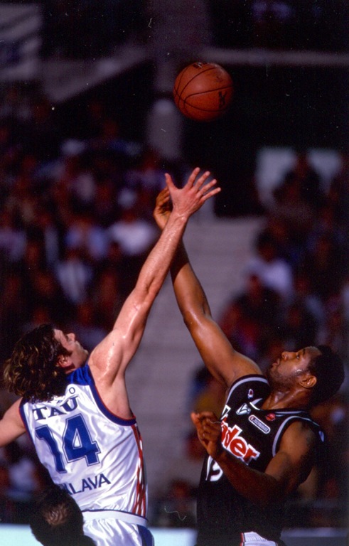 Foto: euroleague.net Fabricio Oberto y Griffith en la Final de Euroliga 2001