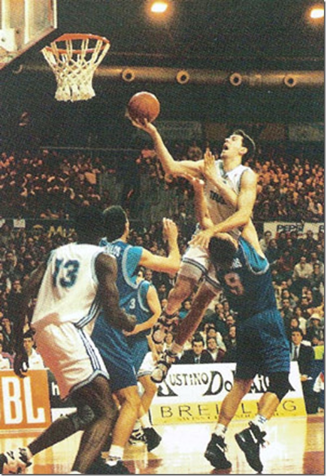 Foto: Gigantes. Santi Abad fue el mejor baskonista ante el Fenerbahçe en 1994