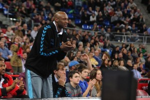 Lamar Odom viaja a Estados Unidos para recabar una segunda opini&oacute;n sobre su lesi&oacute;n