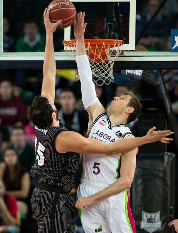 Foto: Bilbao Basket.Nocioni tapona a Mumbrú en la temporada 13/14