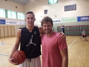 Tadas Sedekerskis se exhibe en la primera jornada del Eurobasket U-16