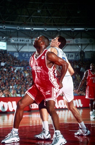 Foto: ACB. Santi Abad ante Sallier en el Pabellón Araba Foto: ACB. Santi Abad ante Sallier en el Pabellón Araba