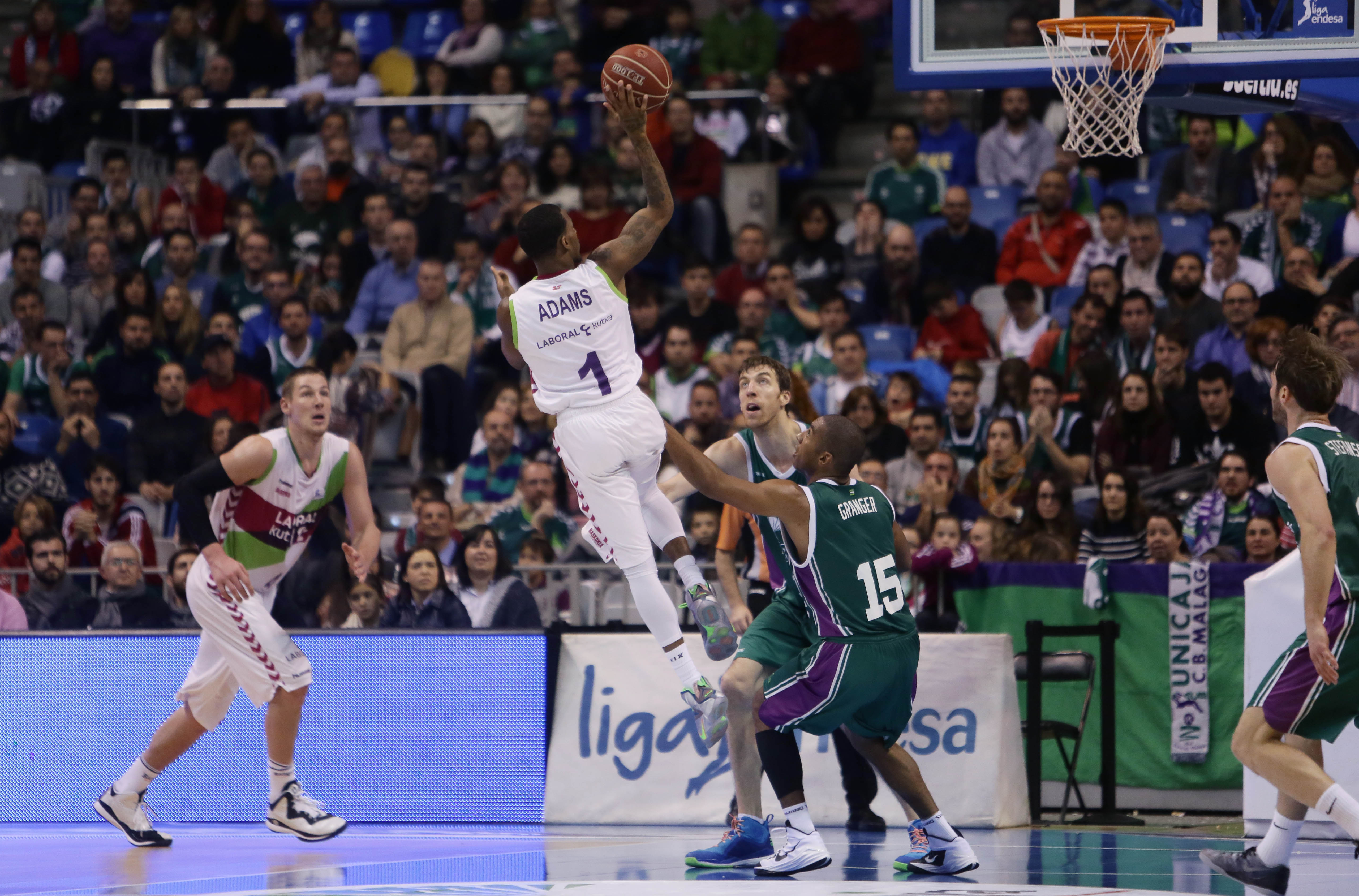 Video resumen Unicaja de Málaga 76-74 Laboral Kutxa Baskonia