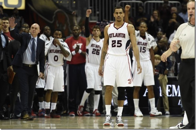 Foto:  Neven Spahija a la izquierda en la victoria de Atlanta ante Oklahoma