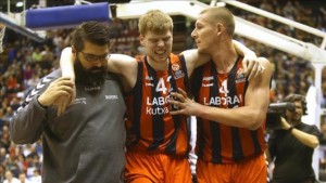 Davis Bertans sufre una rotura del ligamento cruzado anterior.