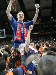 Foto: Saski Baskonia.Travis Hansen celebra la Copa del Rey de 2006 en Madrid