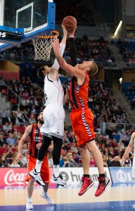 El Baskonia se asegura un puesto en los play offs al ganar al Real Madrid (94-81)
