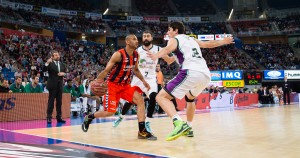 Laboral Kutxa Baskonia 92-82 Unicaja de Málaga.El lunes se decidirá la eliminatoria (1-1)