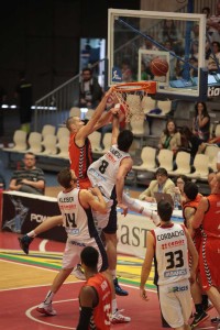El Baskonia gana a Obradoiro (74-81) y finaliza la liga regular en sexta posición.Unicaja será el rival en cuartos de final de los play offs.