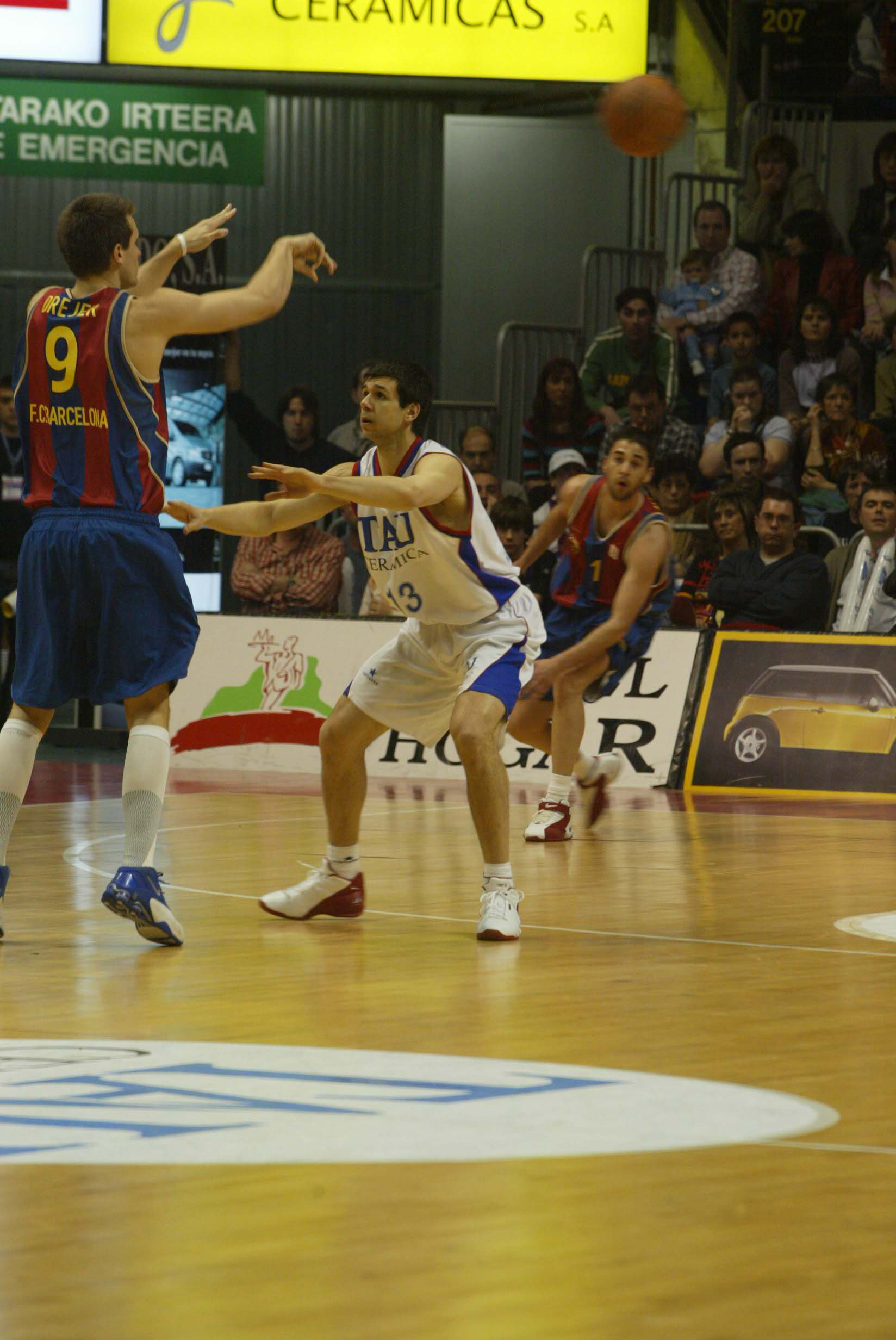 Temporada 03/04 Tau Cerámica Baskonia 84-70 FC Barcelona (partido integro jornada 34)