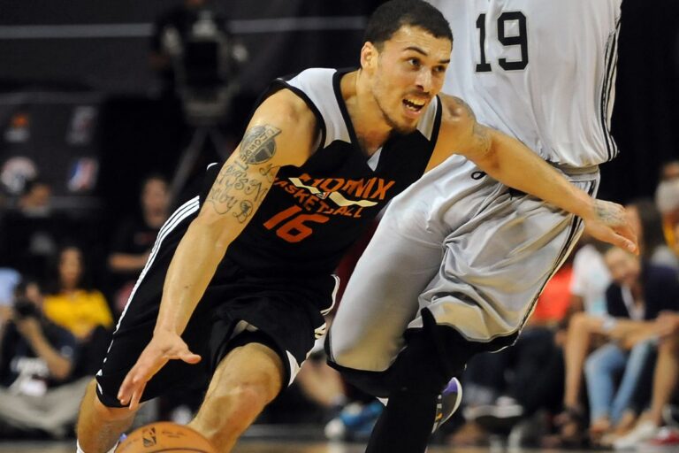 Mike James anota 32 puntos en la Final de la NBA Summer League