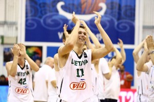 Tadas Sedekerskis se cuelga la medalla de bronce del Eurobasket U-18