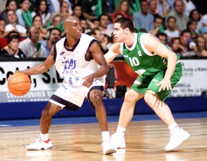 Carlos Cabezas firma por el Baskonia