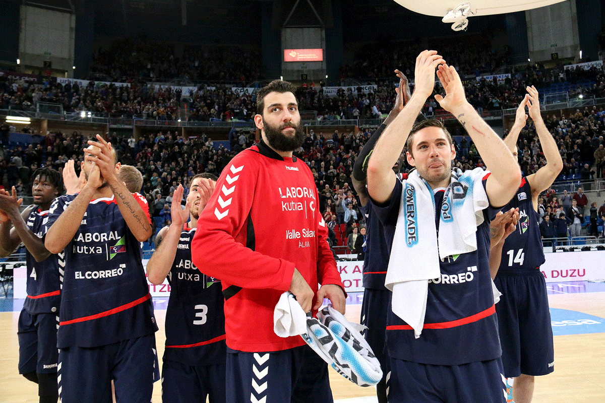1516_LBO-DBB-(21)Foto:ACBphoto/Ekaitz Otxoa.Los jugadores del Baskonia celebran la victoria ante Bilbao Basket
