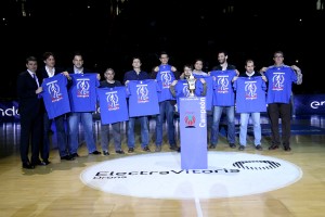 El Buesa Arena se rinde ante los campeones de la Recopa de 1996