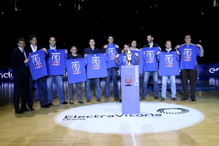 El Buesa Arena se rinde ante los campeones de la Recopa de 1996