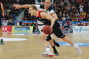 El Baskonia se da un homenaje y vence a Bilbao Basket 108-62 en un Buesa Arena entregado a la historia baskonista.