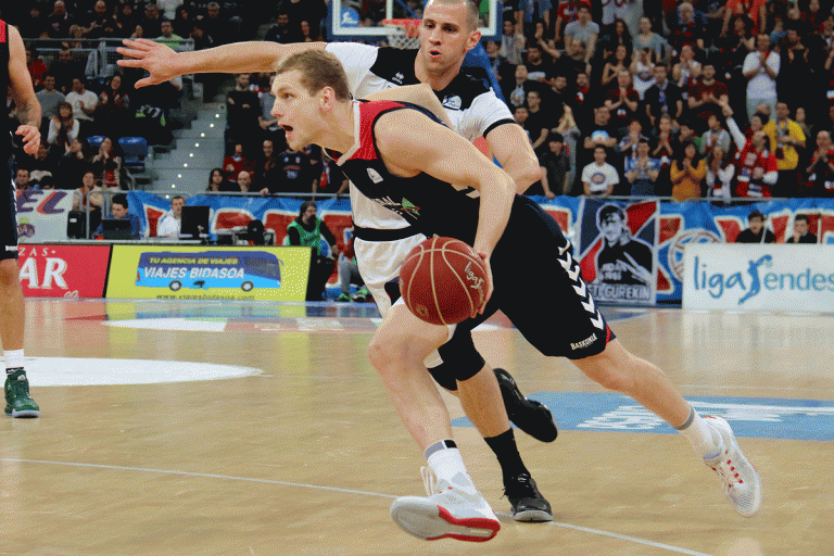 El Baskonia se da un homenaje y vence a Bilbao Basket 108-62 en un Buesa Arena entregado a la historia baskonista.