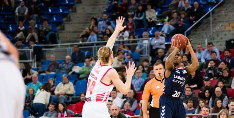 Darius Adams mejor triplista de la liga regular