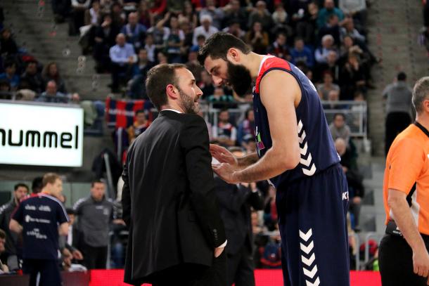 Foto: ACBphoto. Sito Alonso (con Bilbao Basket) y Ioannis Bourousis en el derby de la temporada 15/16 SitoBou