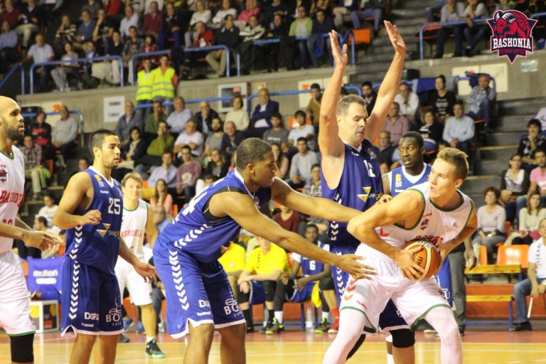San Pablo Inmobiliaria de Burgos supera a un Baskonia con falta de rodaje (73-68)