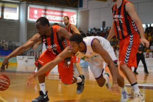Laboral Kutxa Baskonia 79-63 Unicaja de Málaga en el II Torneo EncestaRías de Pontevedra