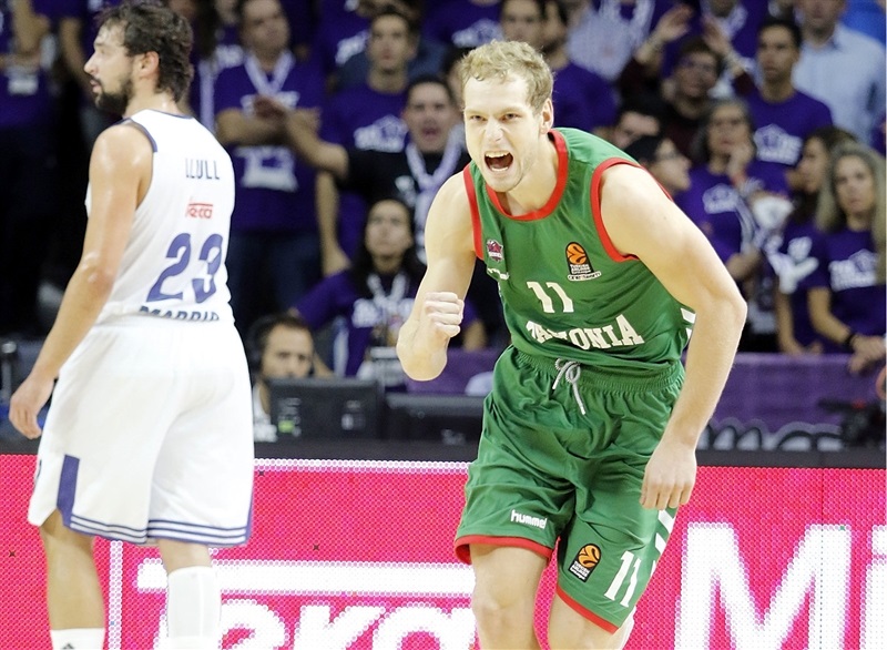 Foto:euroleague.net. Jaka Blazic celebra el triple que ha dado la victoria al Baskonia en Madrid