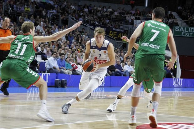 Foto:euroleague.net Luka Doncic ante la defensa baskonista en 2016.