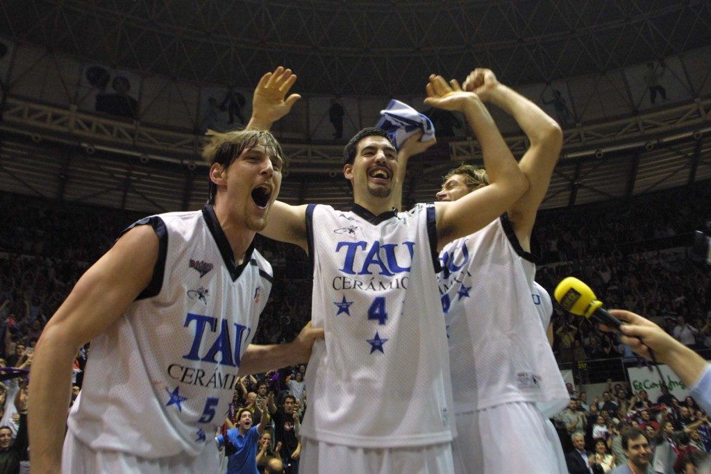 Luis Scola, Nocioni y Oberto celebran la Copa del Rey de 2002