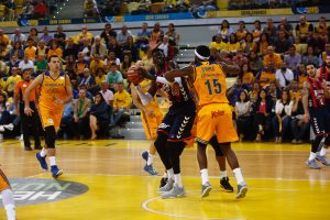 Herbalife Gran Canaria 94-79 Baskonia.El domingo se decidirá la serie en el tercer partido (1-1)
