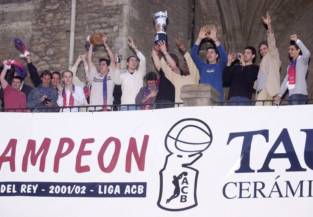 Foto: Saski Baskonia. Celebración en la Balconada de la Virgen Blanca.