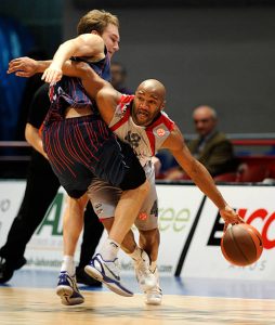 La última jornada del Top 16.La Zona Tu Radio-Vitoria 02/03/11