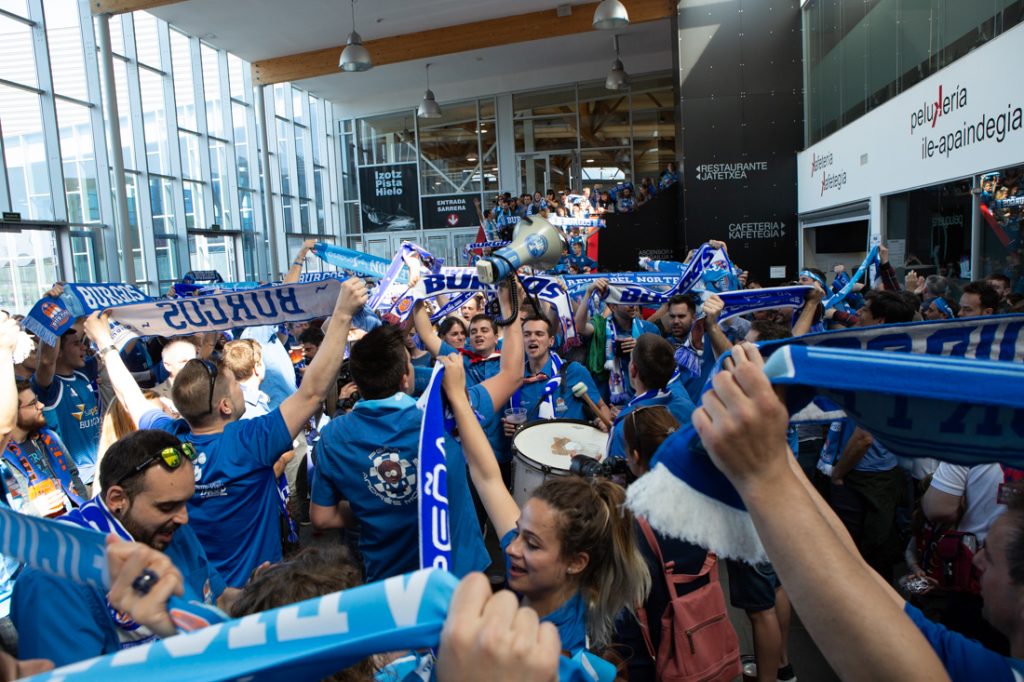 Foto:Endesa Basket Lover. Aficionados de San Pablo Burgos en el Bakh