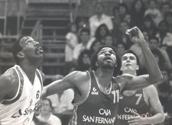 Foto: Abdul Jeelani con el Caja San Fernando ante Essie Hollis como rival (6) en 1989
