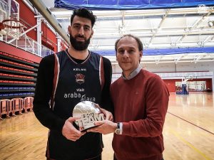 Toko Shengelia,quinto jugador del Baskonia en ser elegido en el quinteto ideal de la temporada en Liga ACB y Euroliga. Repaso histórico a los galardones individuales baskonistas.