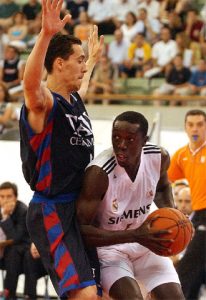 El 4º partido de la Final de Liga ACB 04/05.Real Madrid 88-82 Tau Cerámica Baskonia (2-2)