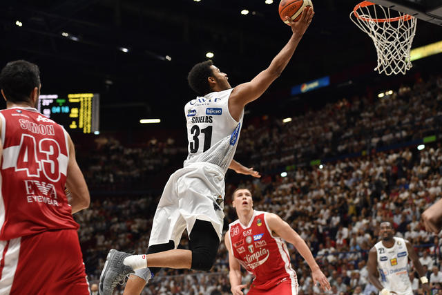 El vídeoblog de Sergio Vegas:¡Movimientos en el Baskonia! Salida de Timma, llegada de Shields, etc. ¿Cuántos fichajes faltan?