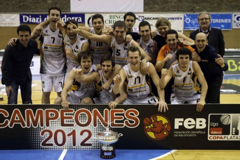 Lunes 30 de Enero de 2012 –La Tertulia Entre Cuartos y la Copa Leb Plata lograda por el Araberri-